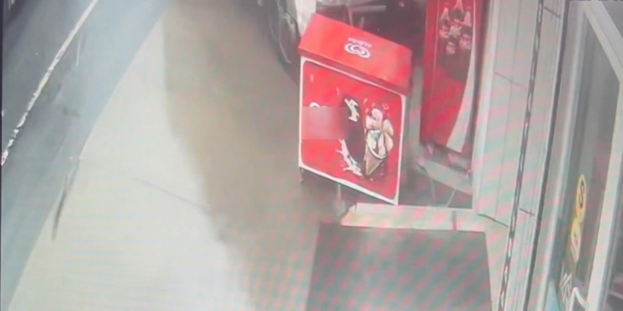 Arnavutköy'de Kamyonet Büfeye Çarptı; O Anlar Kamerada