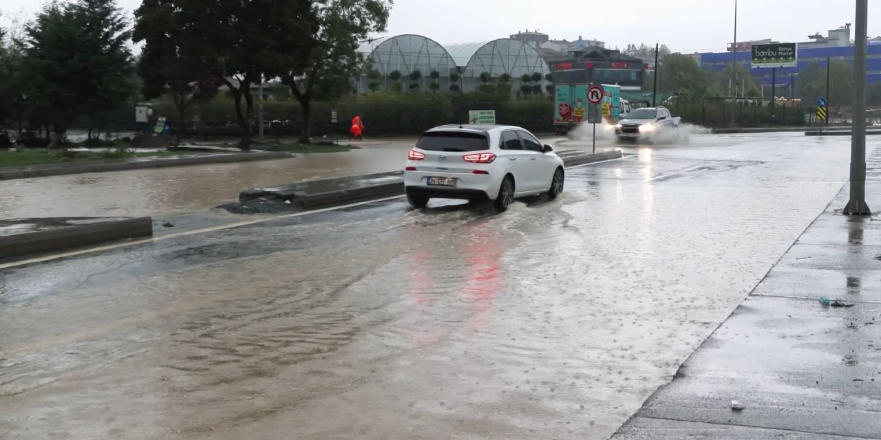 Arnavutköy'de Sağanak Yağış Etkili Olmaya Başladı