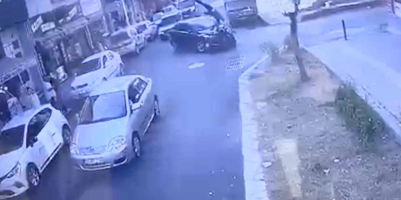 Otomobile Çarpan Motosikletin Sürücüsü Yaralandı; Kaza Anı Kamerada