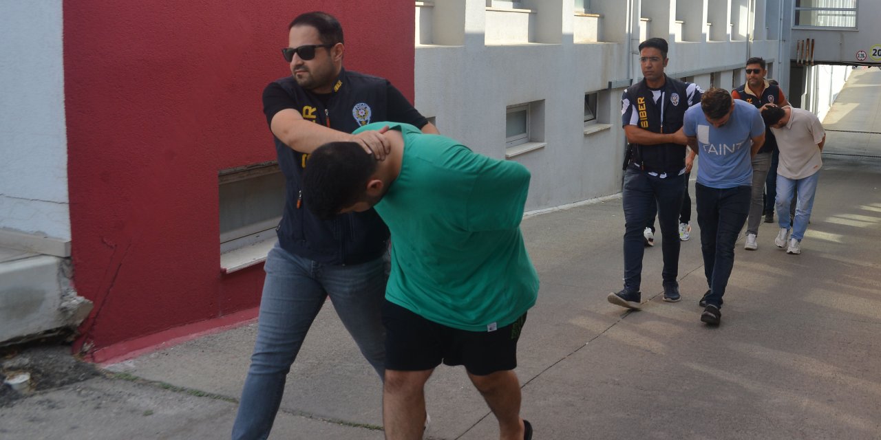 Cep Telefonlarına Sms Linkiyle Ulaşıp, 'Mobil Bankacılık' Vurgunu Yaptılar