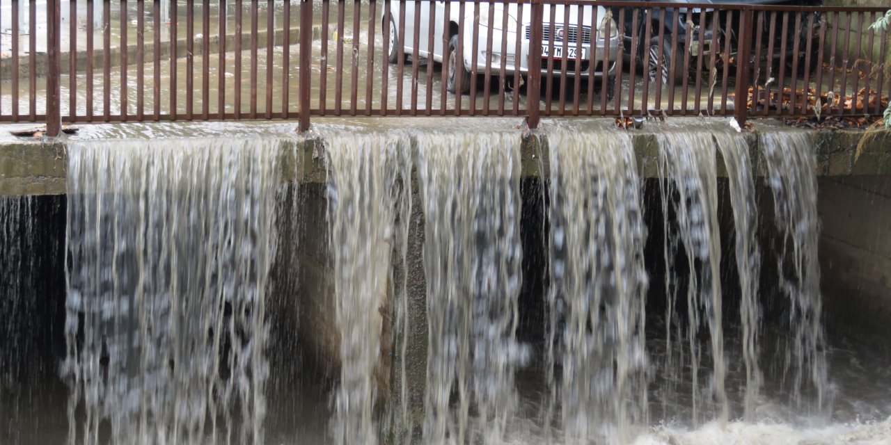 Üsküdar'da Arıtma Tesisinde Biriken Su Caddeyi Göle Çevirdi
