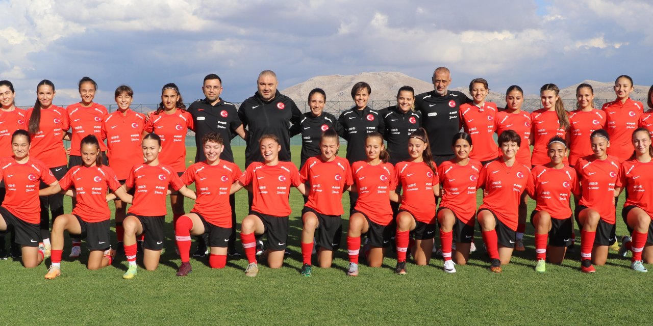 U17 Futbol Kız Milli Takımı Burdur'da Kampa Girdi