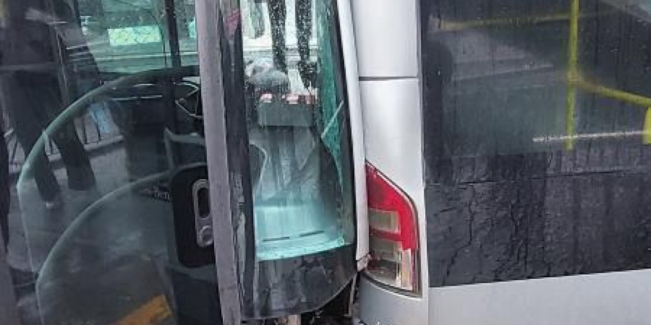 Küçükçekmece'de İki Metrobüs Çarpıştı-1