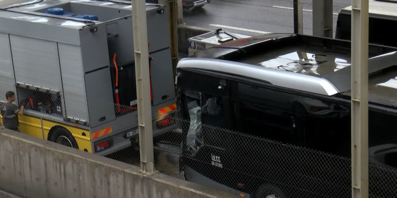 (Geniş Haber) Küçükçekmece'de İki Metrobüs Çarpıştı