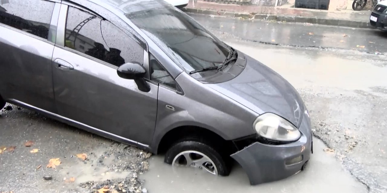 Esenyurt’ta Otomobil Su Dolu Çukura Girdi