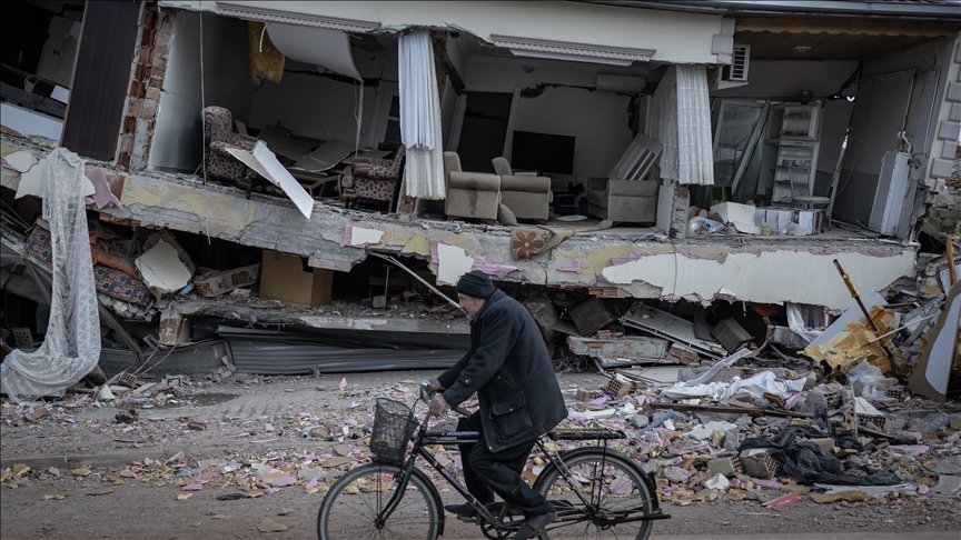 Sanatçı ve koleksiyonerler depremzedeler için müzayede düzenledi