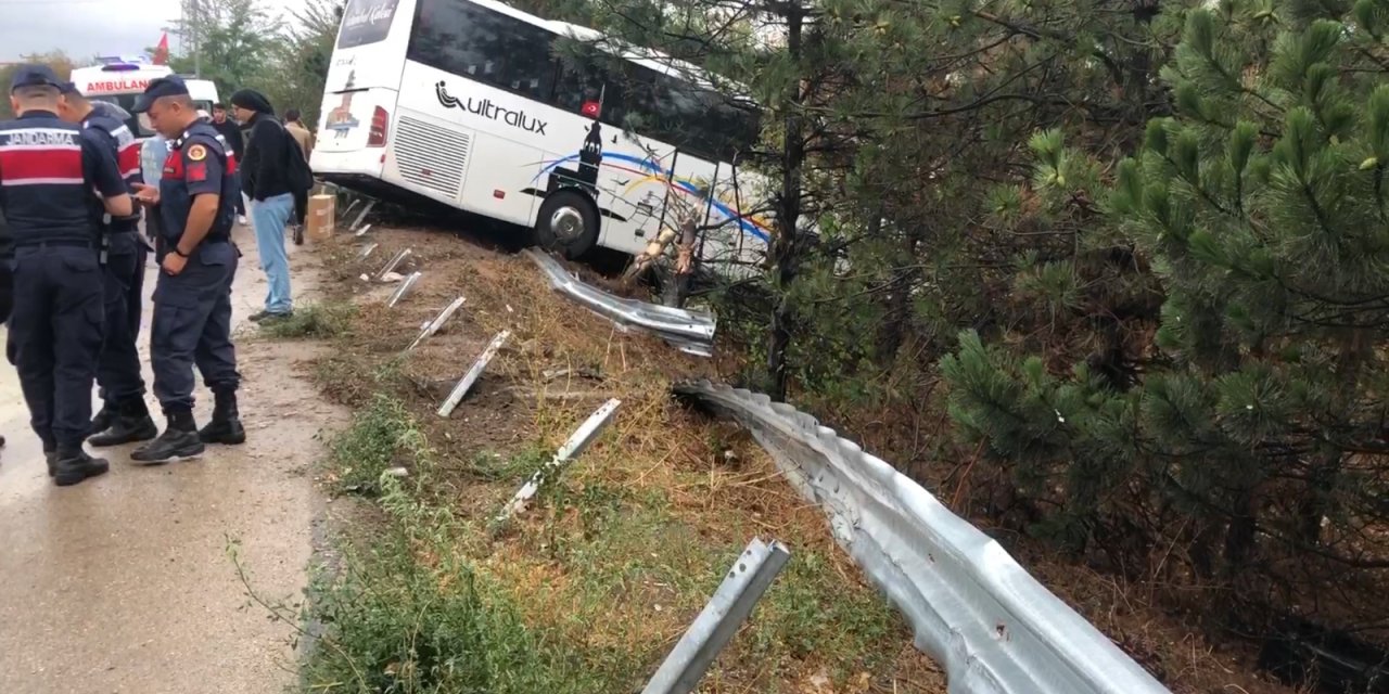 Yağış Nedeniyle Yoldan Çıkan Otobüs, Ağaçlığa Girdi; 2 Yaralı