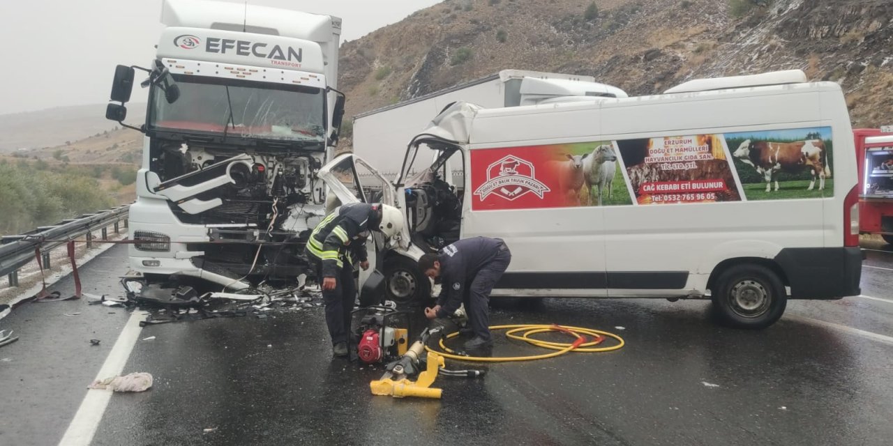 Minibüs İle Tır Çarpıştı: 1 Ölü, 1'i Çocuk 2 Ağır Yaralı