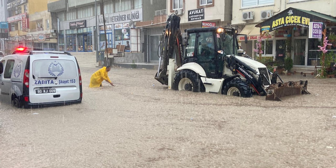 Osmaniye'de Sağanak; Yollar Suyla Doldu
