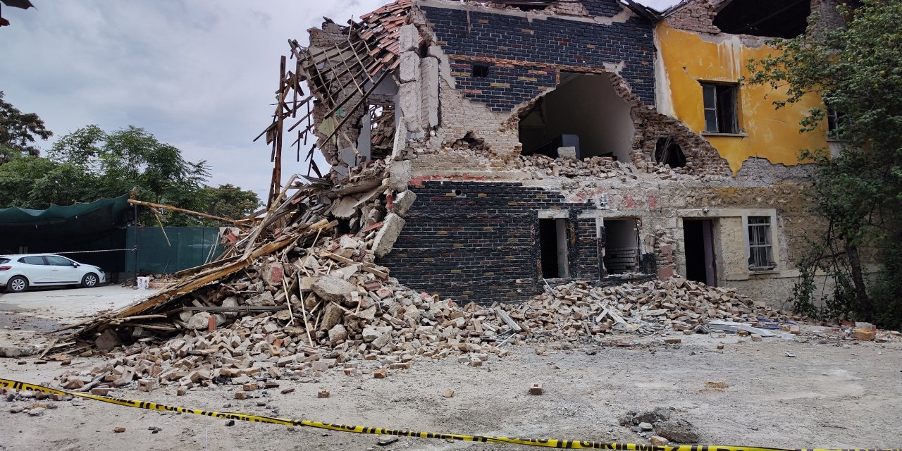 Malatya'da Ağır Hasarlı 2 Katlı Bina Çöktü