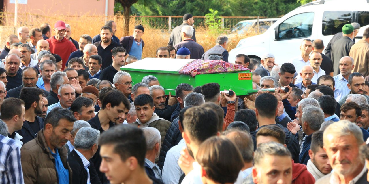 Otobüs Kazasında Ölen Annesinin Cenazesine Boyunluk Ve Kolu Alçıda Katıldı