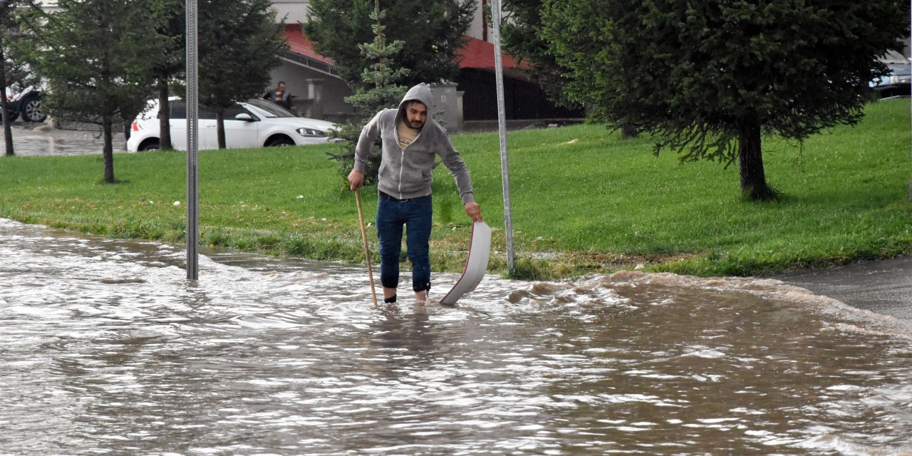 Sivas'ta Sağanak Nedeniyle Ev Ve İş Yerlerini Su Bastı