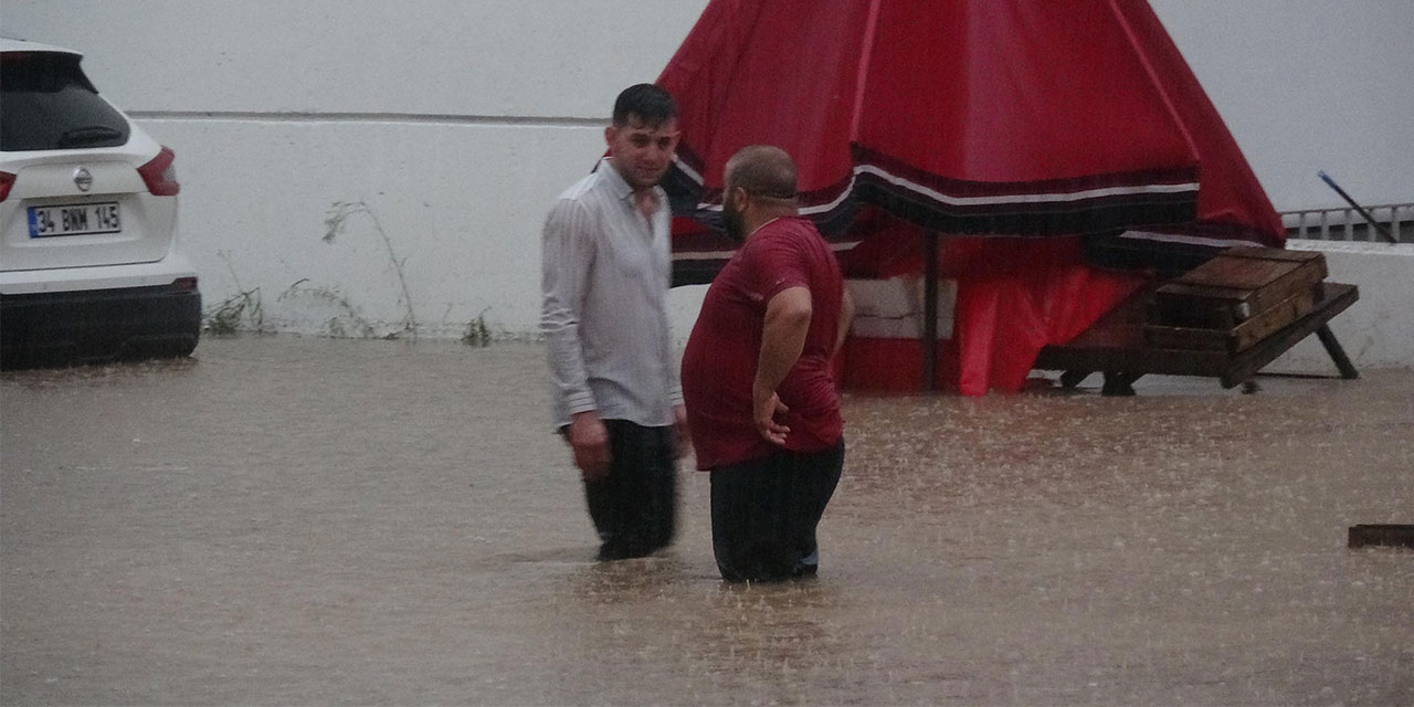 Trabzon’da Sağanak; Yollar Göle Döndü