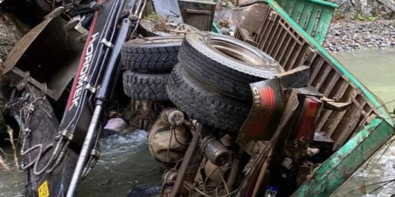 İş Makinesi Taşıyan Kamyon Dereye Devrildi: 1 Ölü, 1 Yaralı