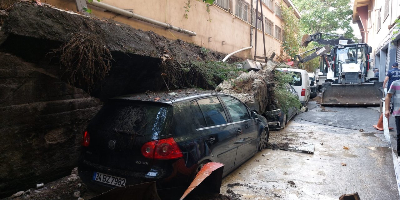 Zeytinburnu'nda İstinat Duvarı Araçların Üzerinde Çöktü - 1
