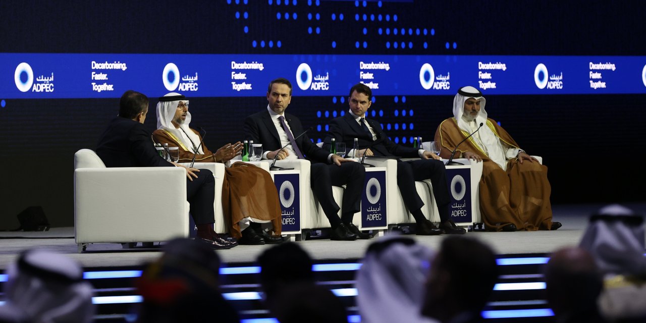 Bakan Bayraktar, Bae'de Adıpec 2023 Açılış Seremonisine Katıldı