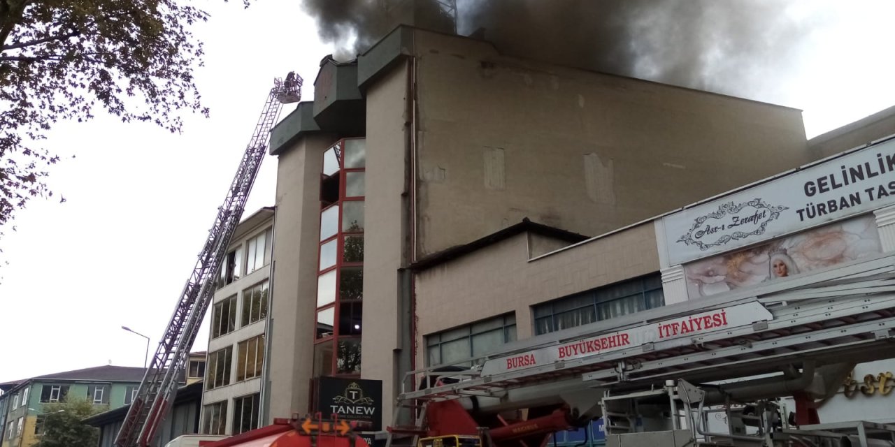 Mobilya İmalathanesi Çatısındaki Yangın, Yandaki İşletmeye De Sıçradı