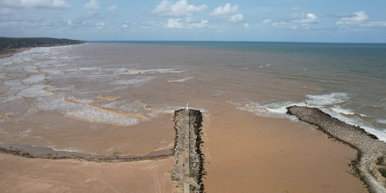 Şile'de Denize Çamur Aktı; Karadeniz Kahverengi Oldu