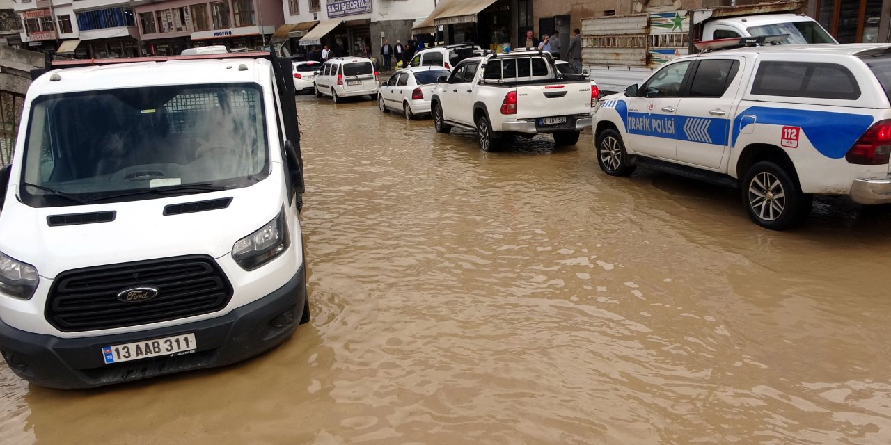 Bitlis'te Sağanak Sele Neden Oldu; Mahsur Kalanlar Kurtarıldı