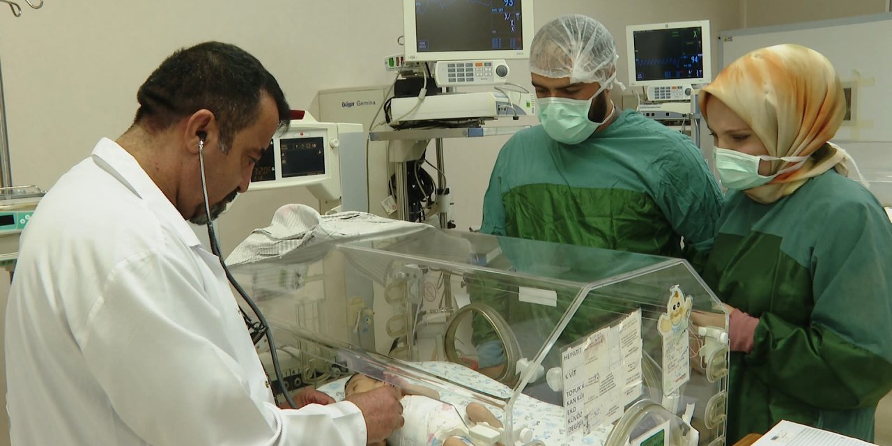 İnce Bağırsağı Tıkalı Dünyaya Gelen Bebek, Ameliyatla Sağlığına Kavuştu