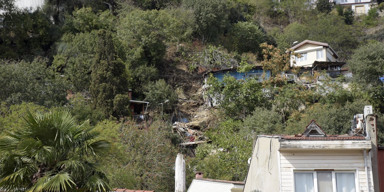 (Geniş Haber) Beşiktaş'ta Yerinden Kopan Kaya Parçaları Evlerin Üzerine Düştü