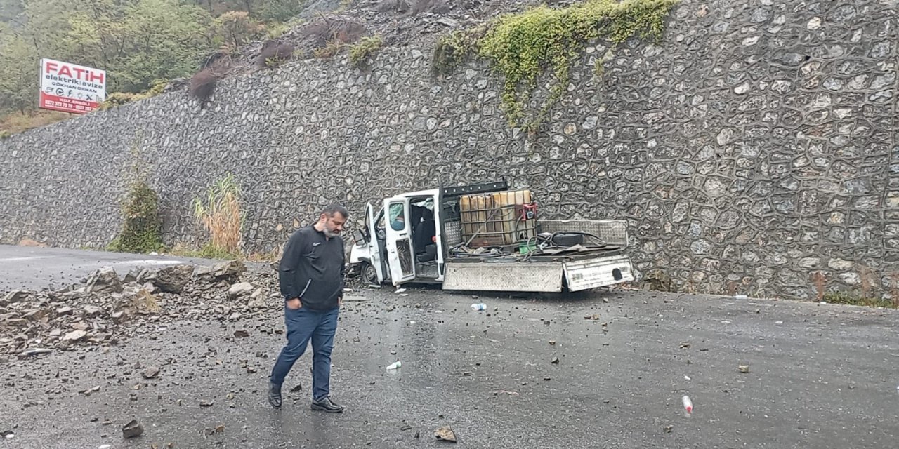 Sağanakta Dağdan Kopan Kayalar Kamyonetin Üzerine Düştü