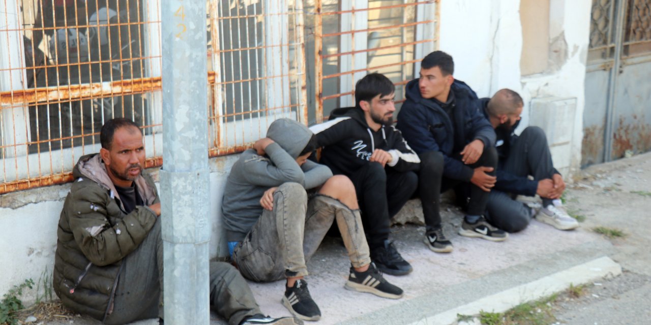 Polisten Kaçtıkları Araç Duvara Çarptı; 5 Göçmen Yakalandı