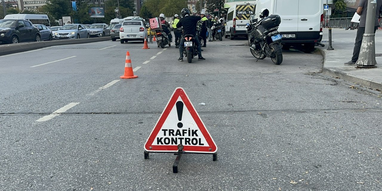 Kadıköy'de Motosiklet Sürücülerine Yapılan Denetimde Ceza Yağdı