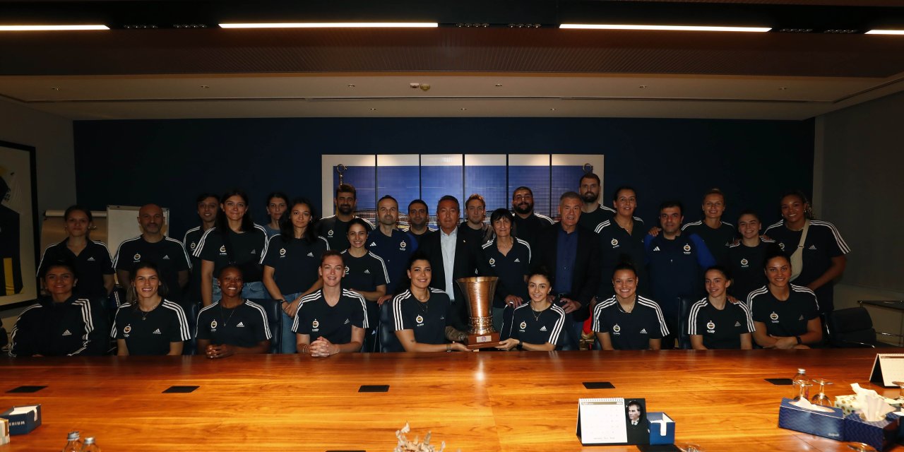 Fenerbahçe Kadın Basketbol Takımı, Süper Kupa'yı Ali Koç Ve Yöneticilere Götürdü