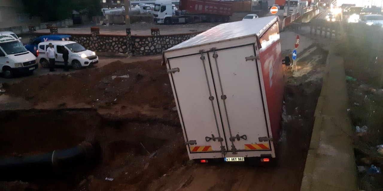 Kocaeli'de Sağanak Sebebiyle Çöken Yola Kamyonet Düştü