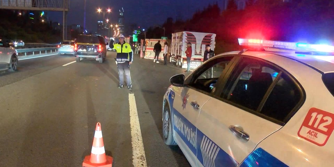 Ümraniye Tem Otoyolu'nda Meyve Yüklü Kamyonet Devrildi: 1 Yaralı