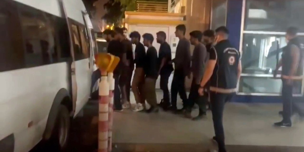 Takiple Durdurulan Minibüslerden 21 Kaçak Göçmen Çıktı; 2 Tutuklama