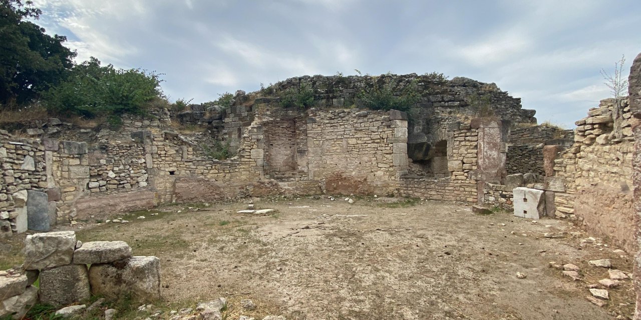 Alexandria Troas Antik Kenti'nde, 1850 Yıllık Polygonal Yapısı Ayağa Kaldırılıyor