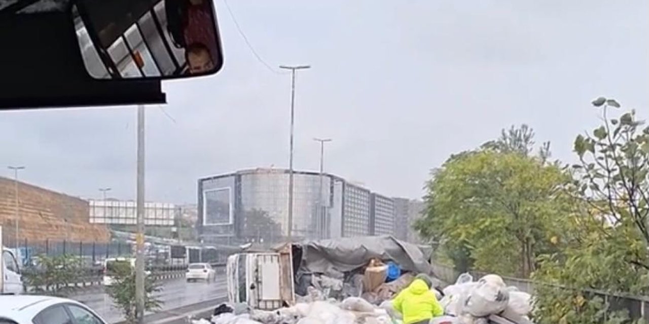 Küçükçekmece'de Seyir Halindeyken Devrilen Kamyonet Kamerada