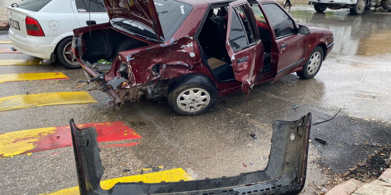 Elazığ’da Hafif Ticari Araç, Otomobile Çarptı: 8 Yaralı