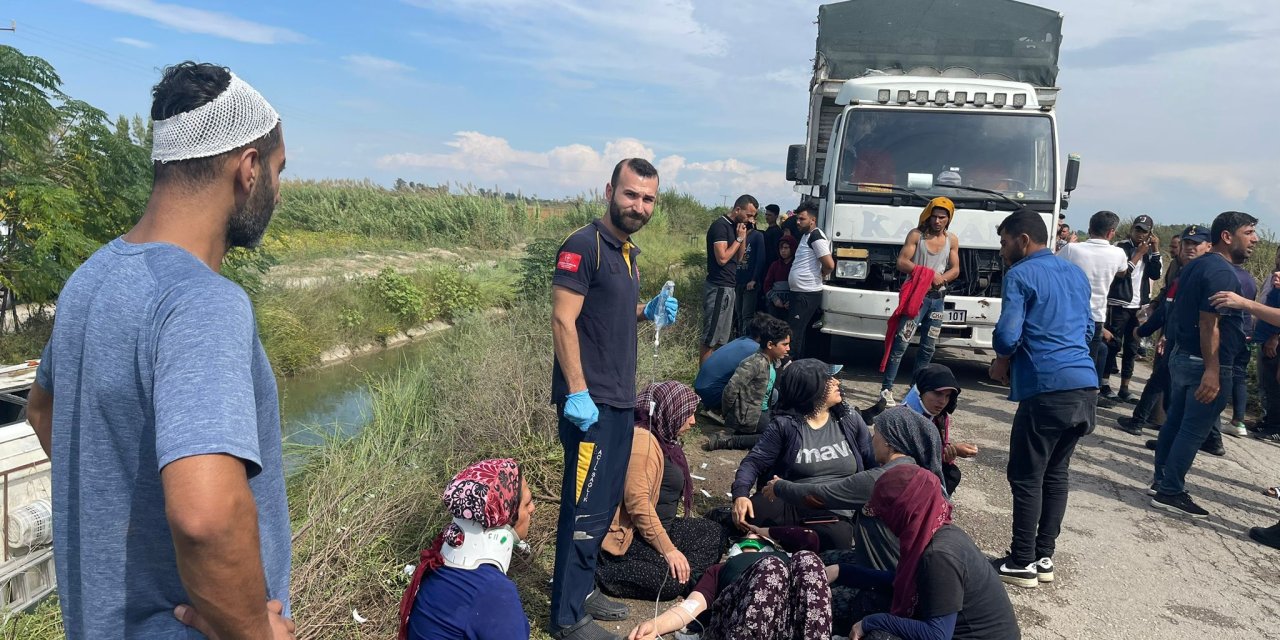 Tarım İşçilerinin Taşındığı Minibüs Kanala Devrildi: 3'ü Ağır 10 Yaralı