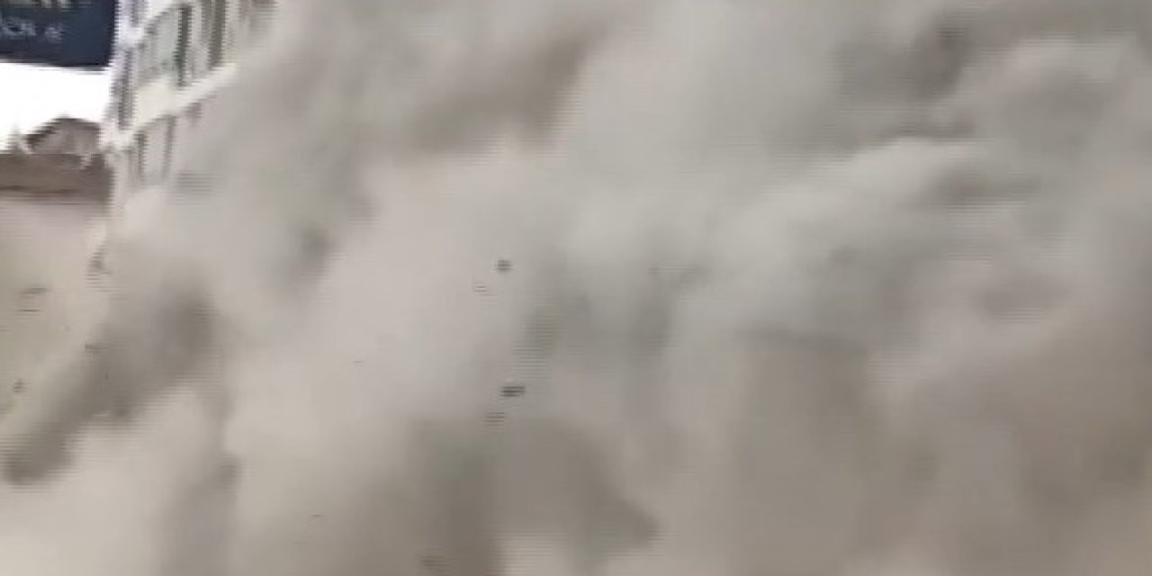 Elazığ’da Kontrollü Yıkım Sırasında Binanın Bir Bölümü Çöktü