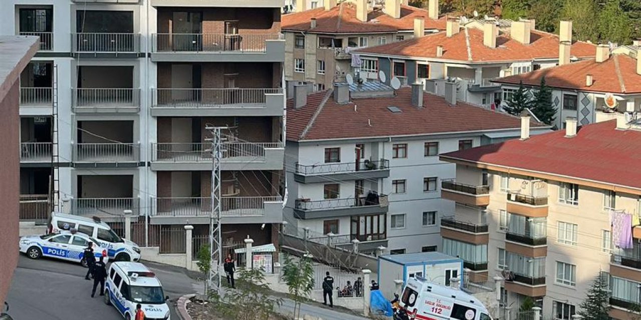 Erkek Arkadaşıyla Görüşmesini İstemeyen Annesini Öldürüp, İntihar Etti