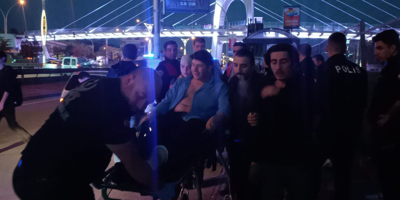 Durakta Beklerken Bıçaklandı, Ambulansa Gülerek Bindi