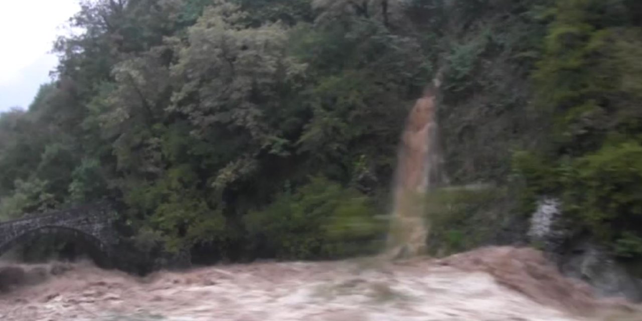 Artvin’de Sağanak Heyelana Neden Oldu; Dereler Taştı, Yollar Kapandı