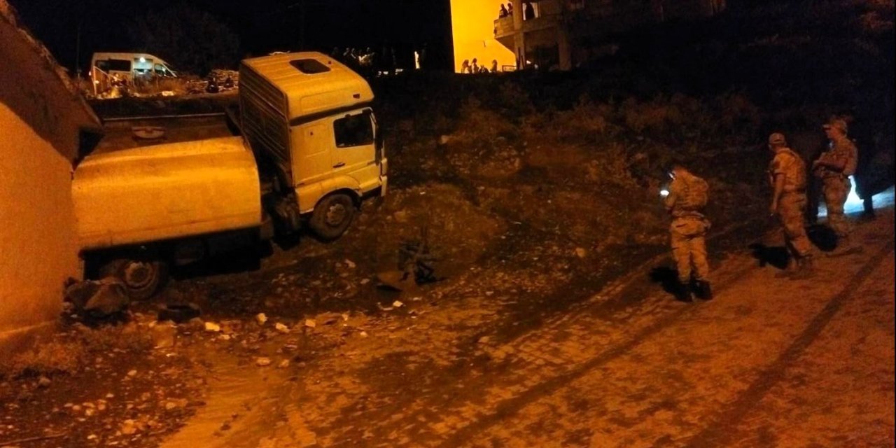 Tır, Müstakil Evin Üzerine Devrildi; Sürücü İle Evdeki Çocuk Yaralandı