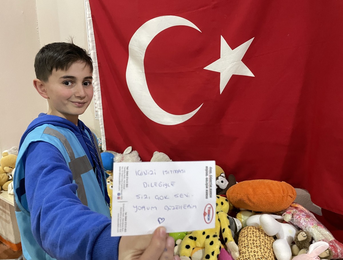 Rize'de 13 yaşındaki Abdülkerim sosyal markette depremzedelere destek oluyor