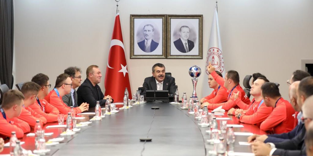 Bakan Tekin, Down Futsal Milli Takımı'nı Ağırladı