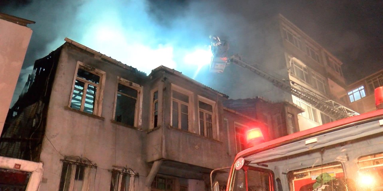 Fatih'te Sahibinin Geçtiğimiz Yıllarda Define Aradığı Binada Yangın; 1 Gözaltı