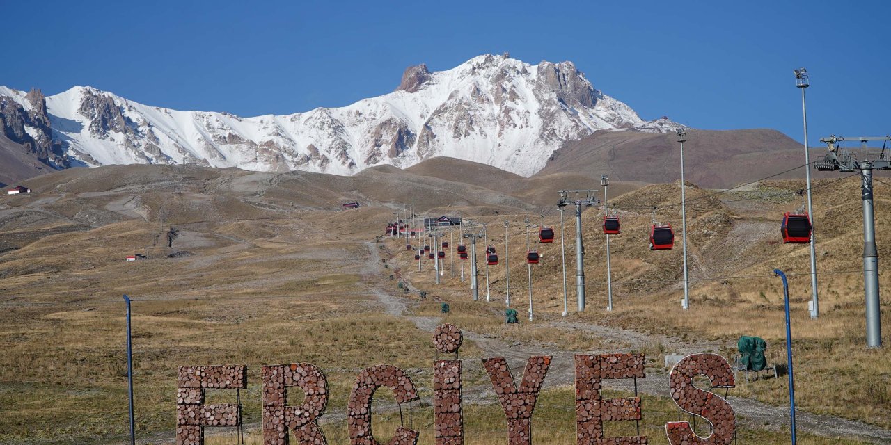 Erciyes'in Zirvesi Karla Kaplandı