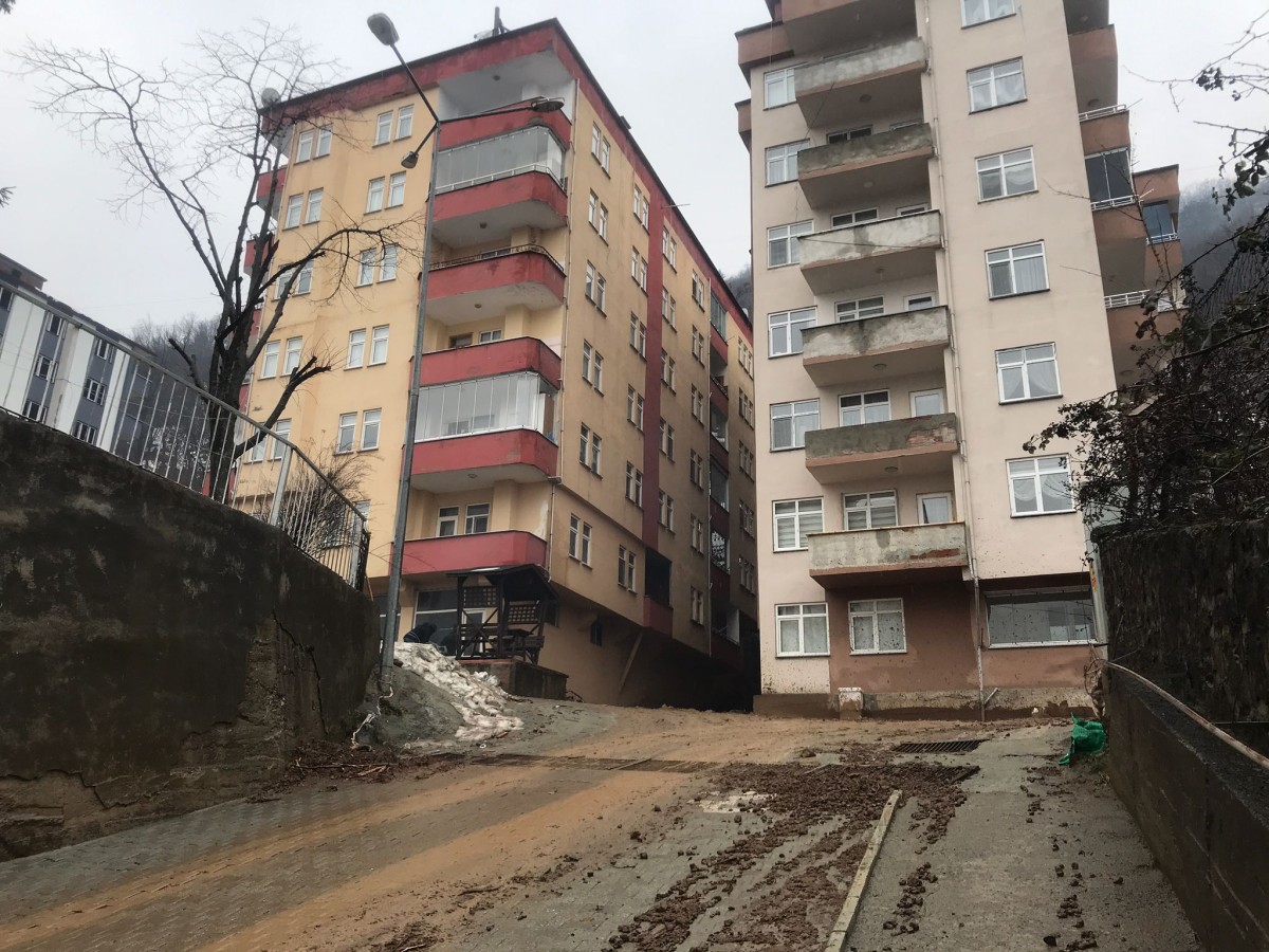 Artvin'de heyelan riski nedeniyle 2 bina tahliye edildi