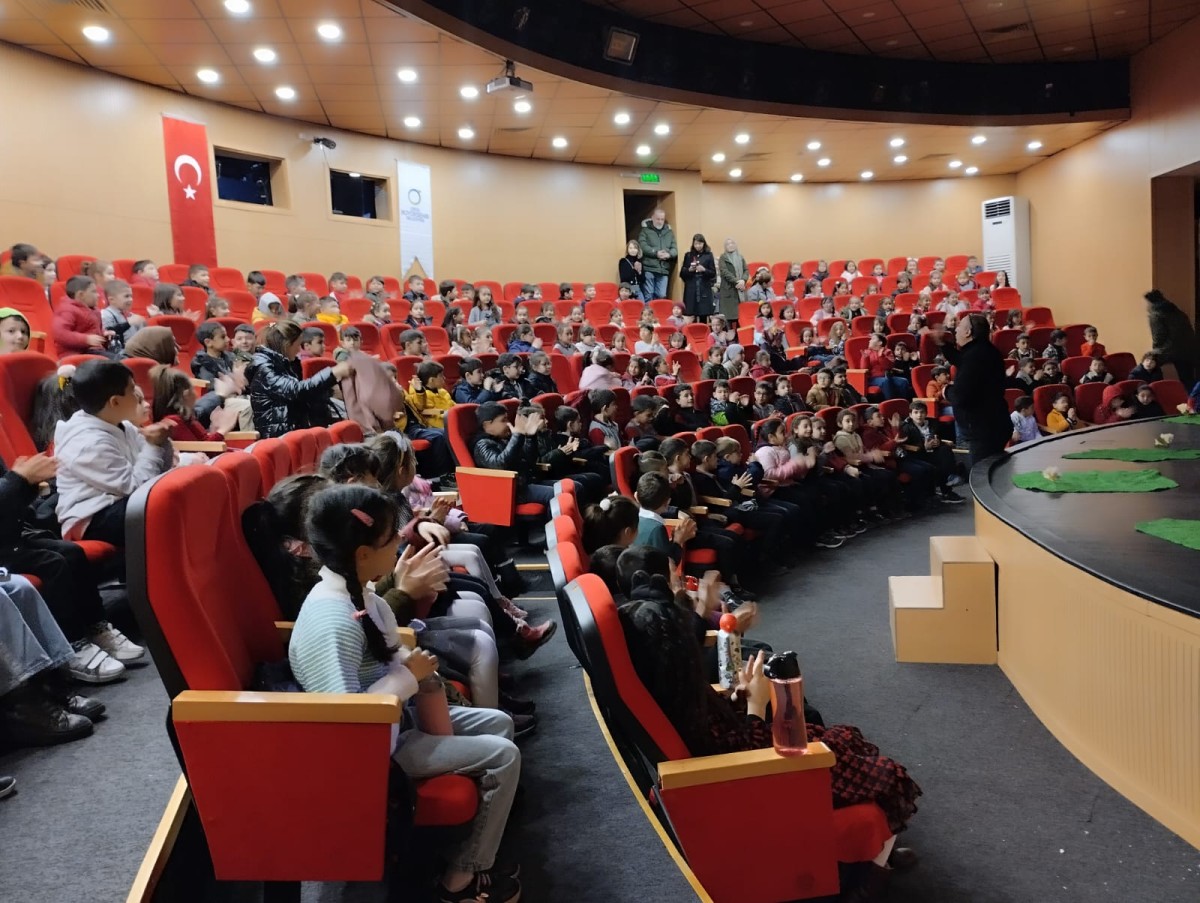 Ordu'da depremzede çocuklar tiyatro oyunu izledi