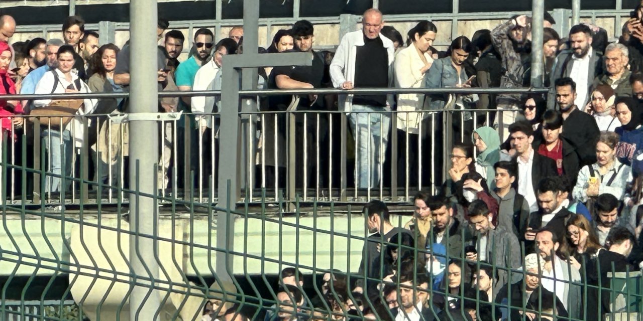 İstanbul'da Metrobüs Duraklarında Yoğunluk Yaşandı