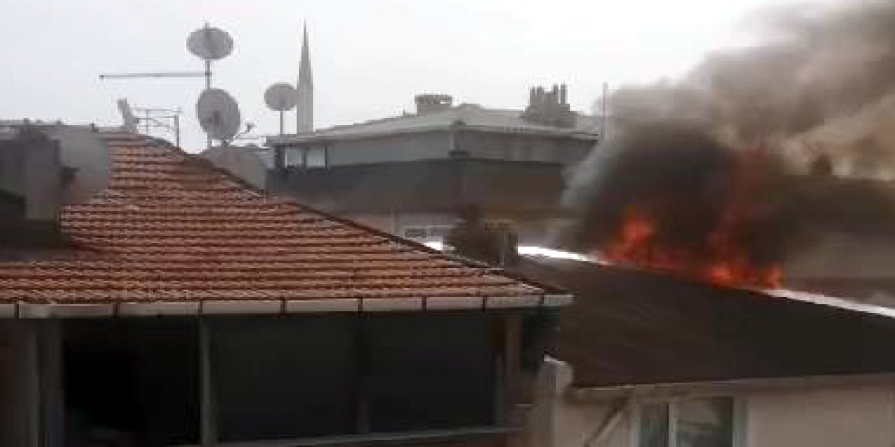 Avcılar'da 3 Katlı Binanın Çatısında Yangın Çıktı