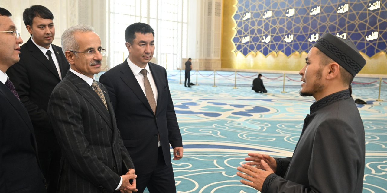 Bakan Uraloğlu, Astana Büyük Camisi’ni Ziyaret Etti